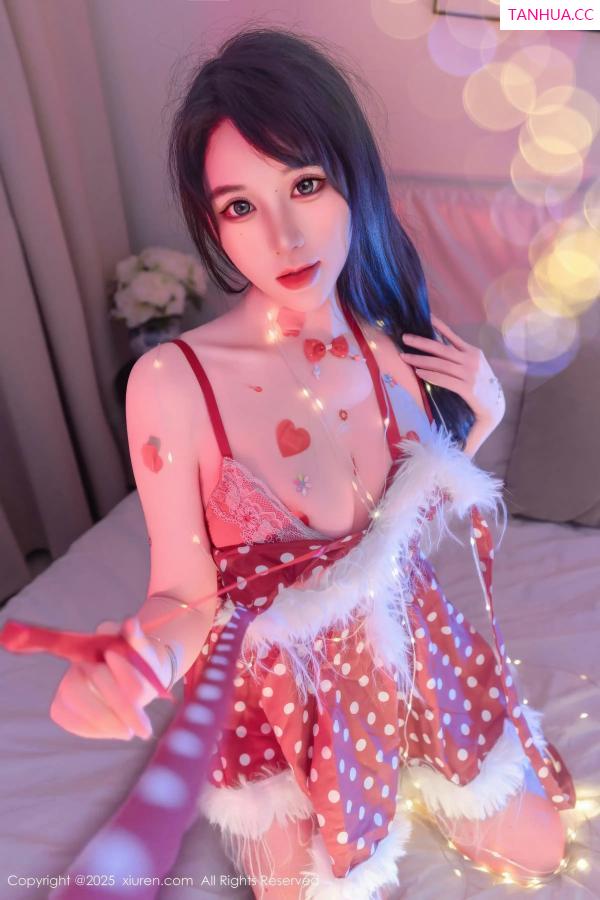   [XiuRen]高清写真图 2025.12.25 No.11154 汐汐爱吃草莓 红色情趣内衣第45张图片